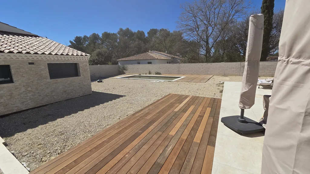 Réalisation de terrasses en bois exotique Itauba autour d’une piscine à Éguilles (13)