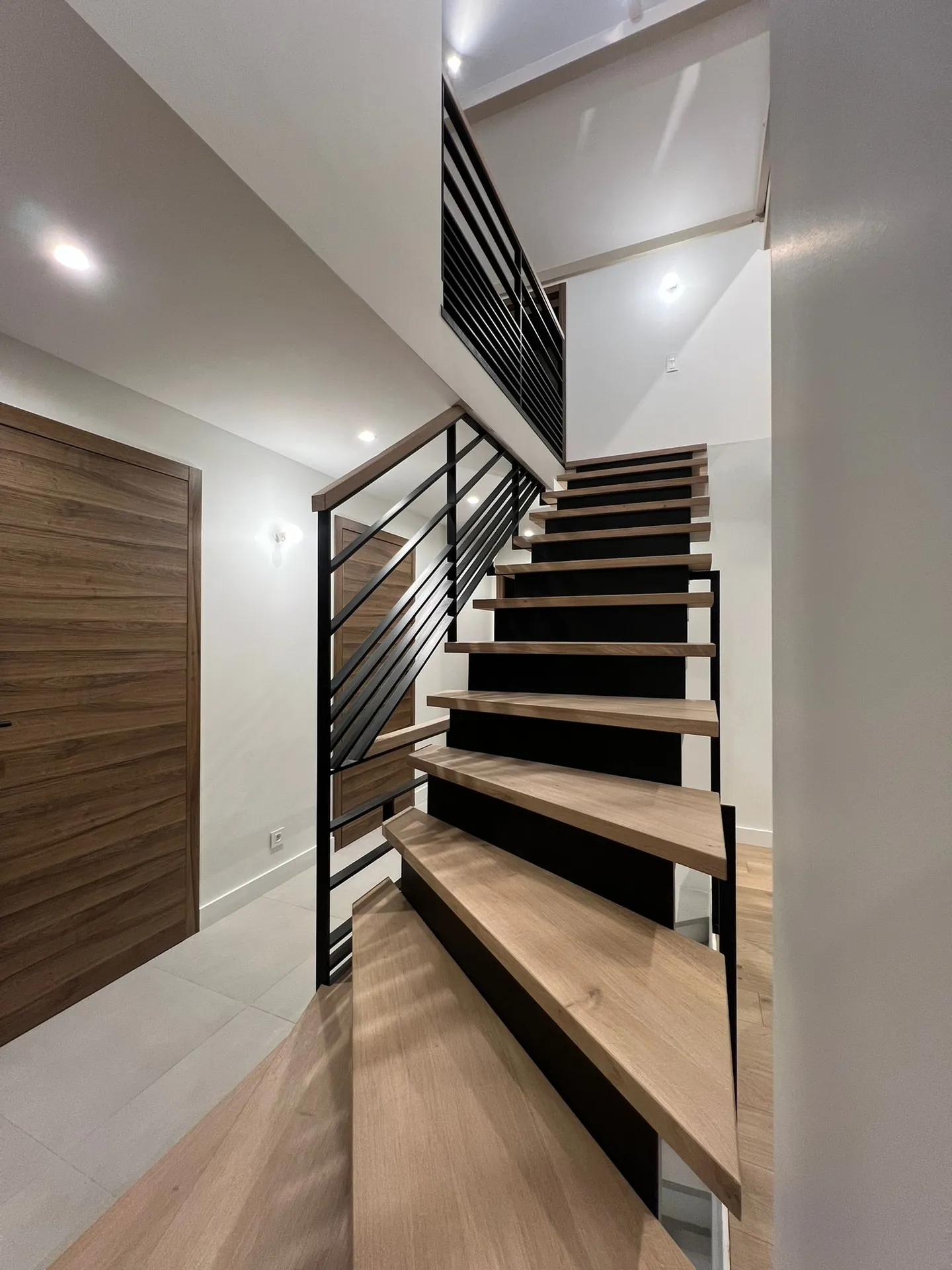 Escalier avec garde-corps en métal et garde-corps en verre à l’étage sur mesure à Annecy en Savoie