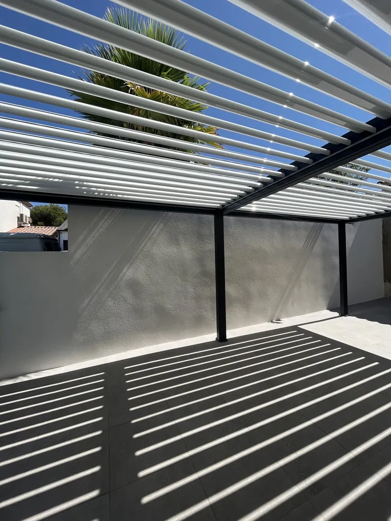 Pergola bioclimatique IZI en aluminium gris anthracite sur Carry le Rouet 