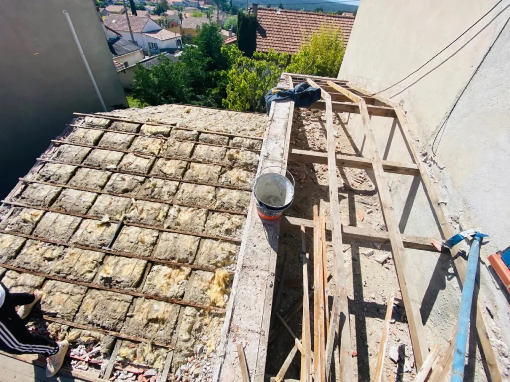 Réfection d’une toiture en tuiles plates de Marseille sur Port de Bouc près de Martigues