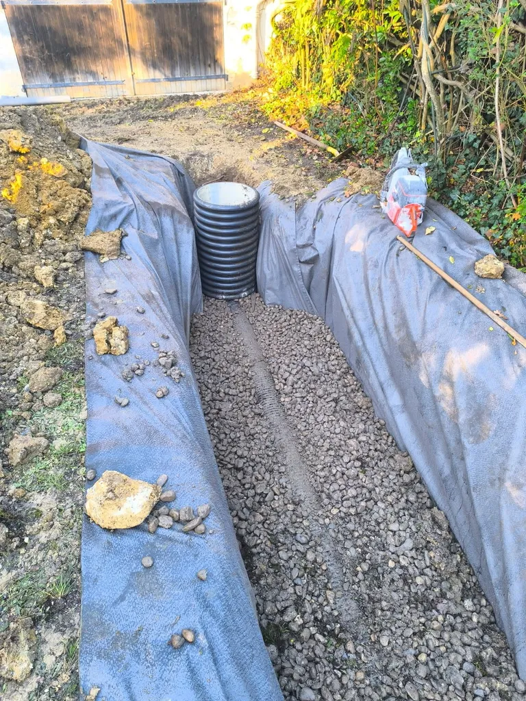 Tranchée d'infiltration de 8m de long par 1m de large et 1m de profondeur à CADAUJAC proche Villenave D’ornon : chantier sur mesure chez un particulier