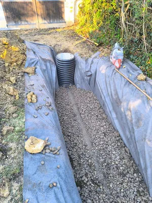 Tranchée d'infiltration de 8m de long par 1m de large et 1m de profondeur à CADAUJAC proche Villenave D’ornon : chantier sur mesure chez un particulier