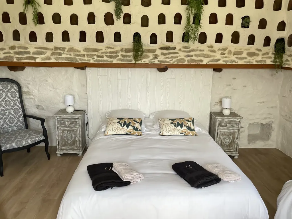 Réserver un gîte original dans un pigeonnier jusqu'à 5 personnes pour des vacances près de Sisteron à Montfort