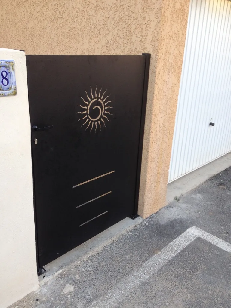 PORTILLON AVEC SOLEIL OXYCOUPE FABRIQUE SUR MESURE FER FORGE DANS NOS ATELIERS A MARTIGUES