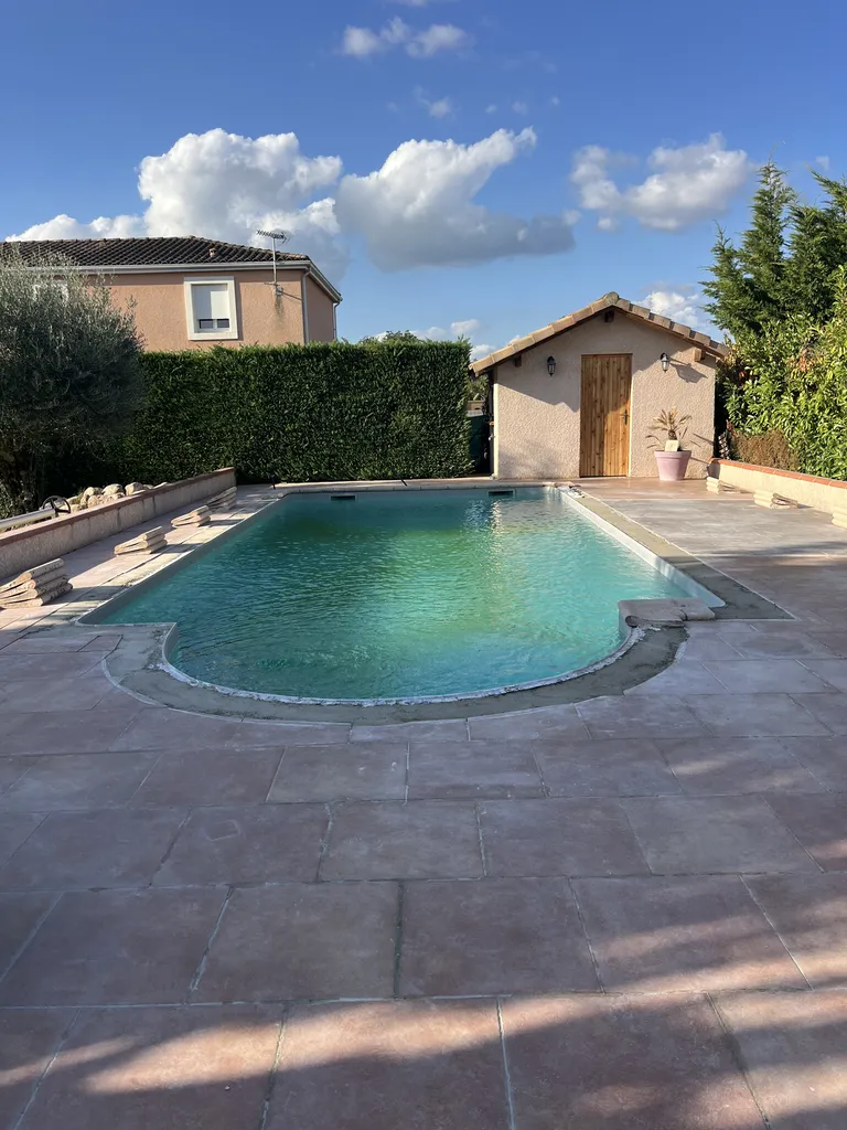 Rénovation de margelles de piscine en pierre reconstituée à Saint Jory