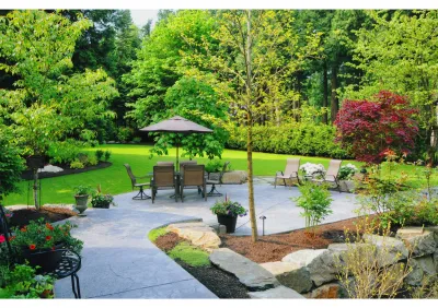 Élaboration d'un enrochement de jardin en pente dans le Lubéron