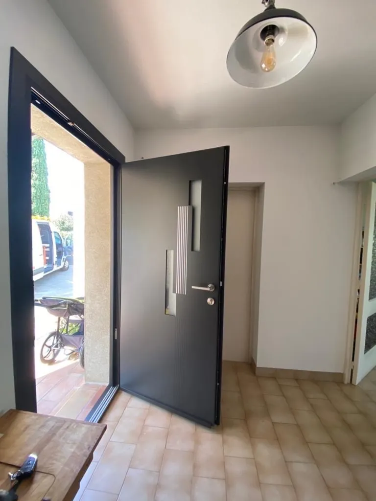 Mise en place d’une porte d’entrée Kline Jazzy sur Ensues la redonne 