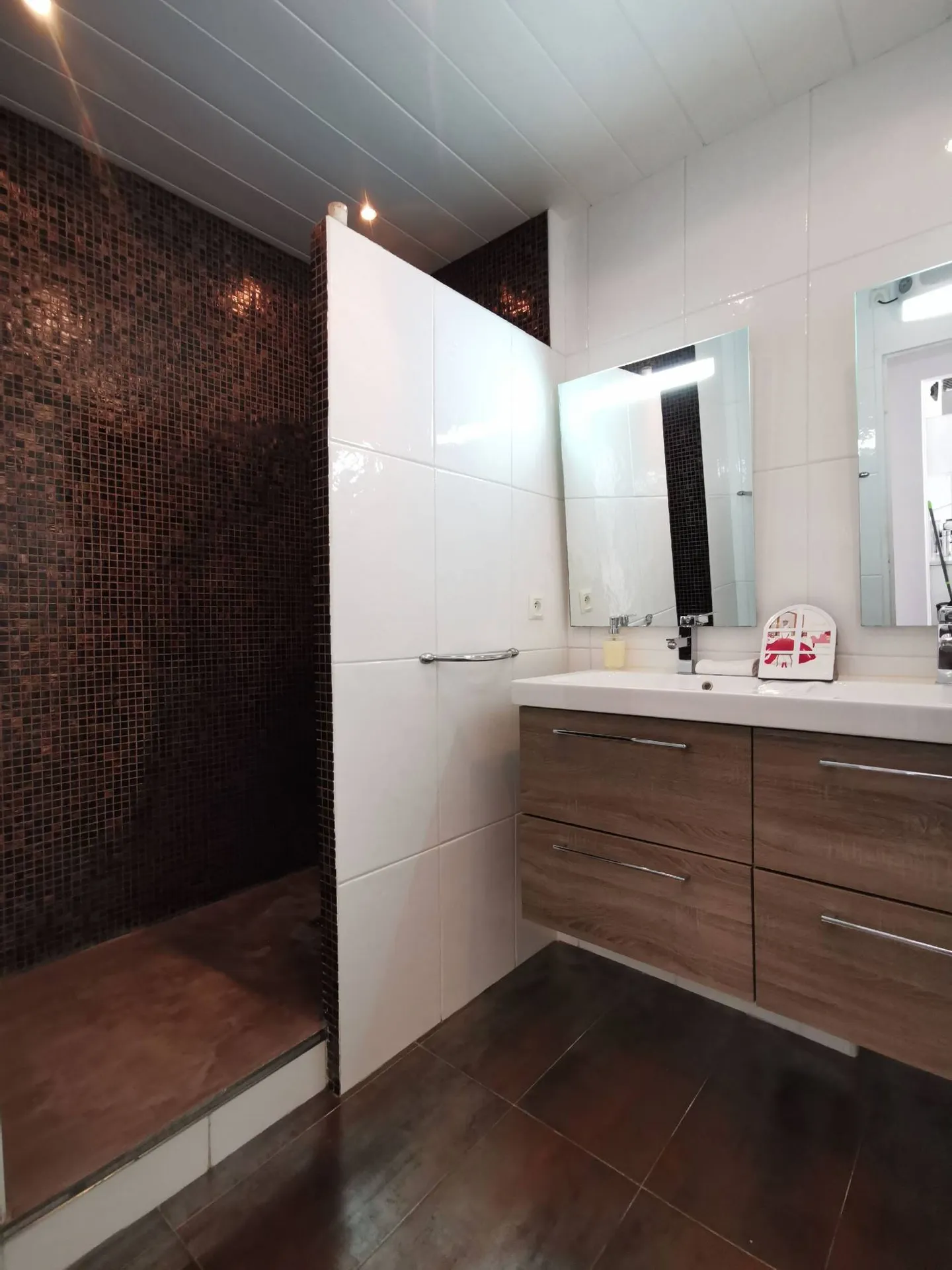 Appartement T3 Cassis sur les hauteurs dans copropriété avec piscine, gardien, parking et ascenseur 