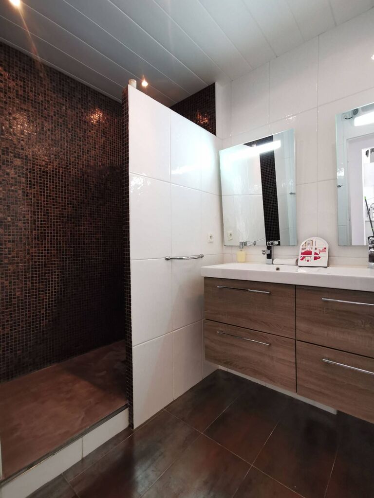 Appartement T3 Cassis sur les hauteurs dans copropriété avec piscine, gardien, parking et ascenseur 