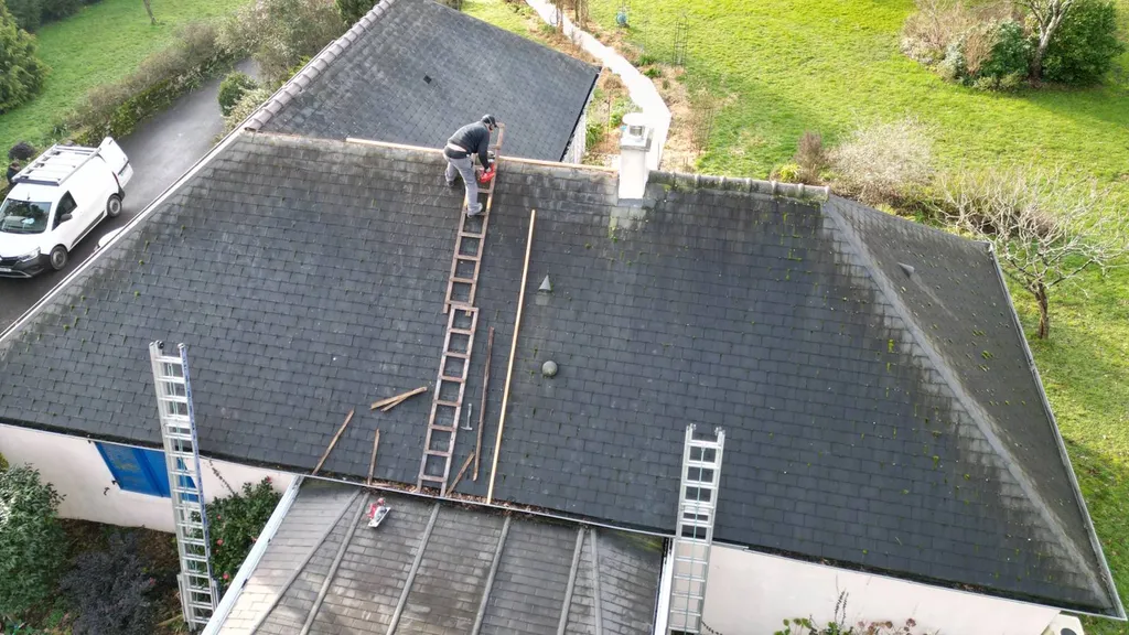 Intervention d'urgence sur une toiture en tuiles endommagée par la tempête au centre-ville de Nantes