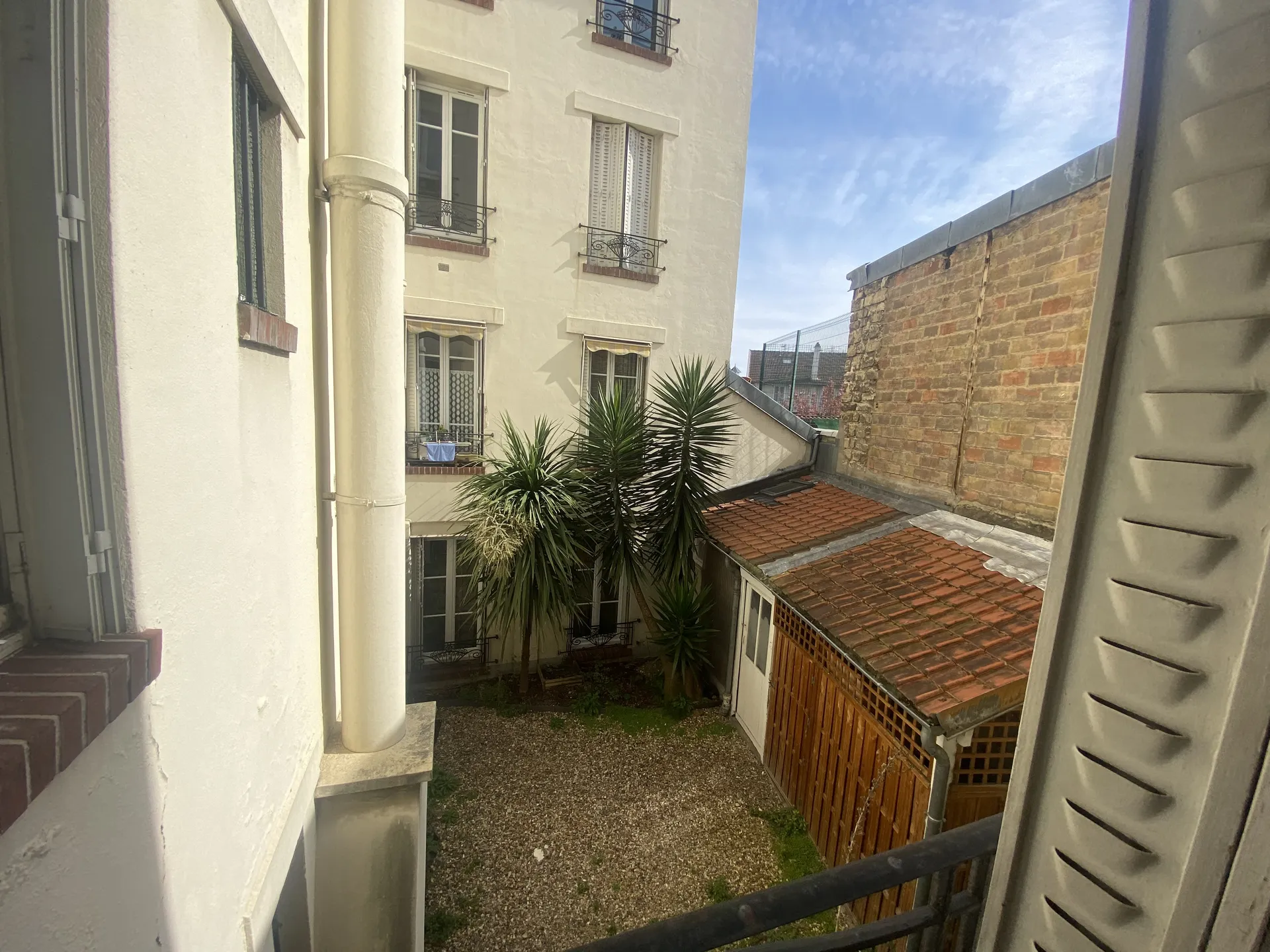 Exclusivité à louer, au Vésinet, un appartement ultra lumineux, traversant et soigné avec 2 chambres ou bureau sur cour intérieure à 5 minutes du RER
