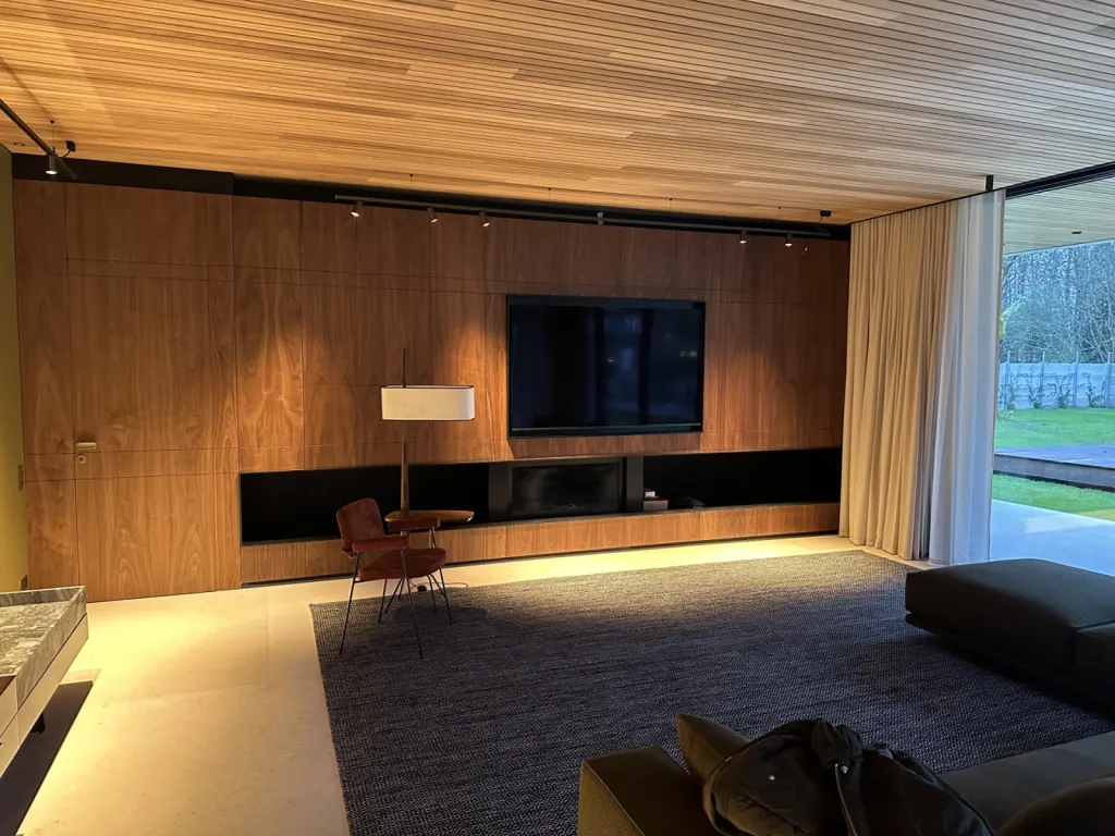 Mobilier en noyer sur mesure avec bandeau LED