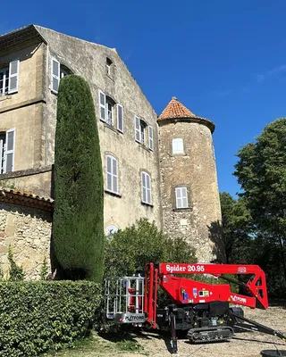 Taille de cyprès au Château de Roquemartine à Eyguières, 13430, réalisée par les experts de Carré Vert pour préserver l'élégance des espaces verts