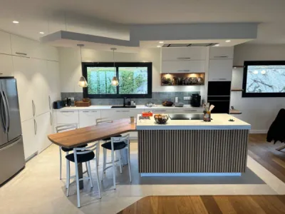 Une cuisine moderne et chaleureuse à Pibrac : élégance et fonctionnalité au rendez-vous