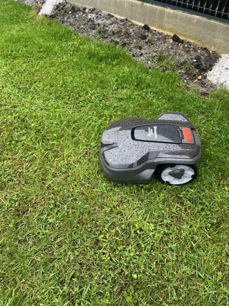 Installation robot tondeuse Husqvarna 305 à Parentis-en-Born et Landes par Évolution Paysage