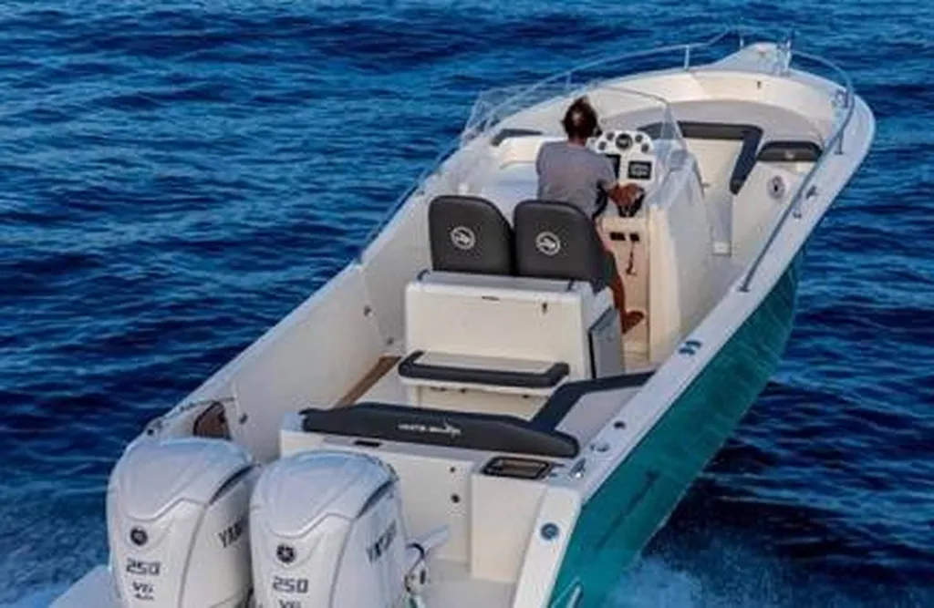 Bateaux sportif White Shark 280 CC Evo à Toulon Var