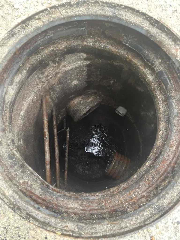 Regard accessible pour curage canalisation suite bouchon de graisse dans tuyau à Cavaillon 84