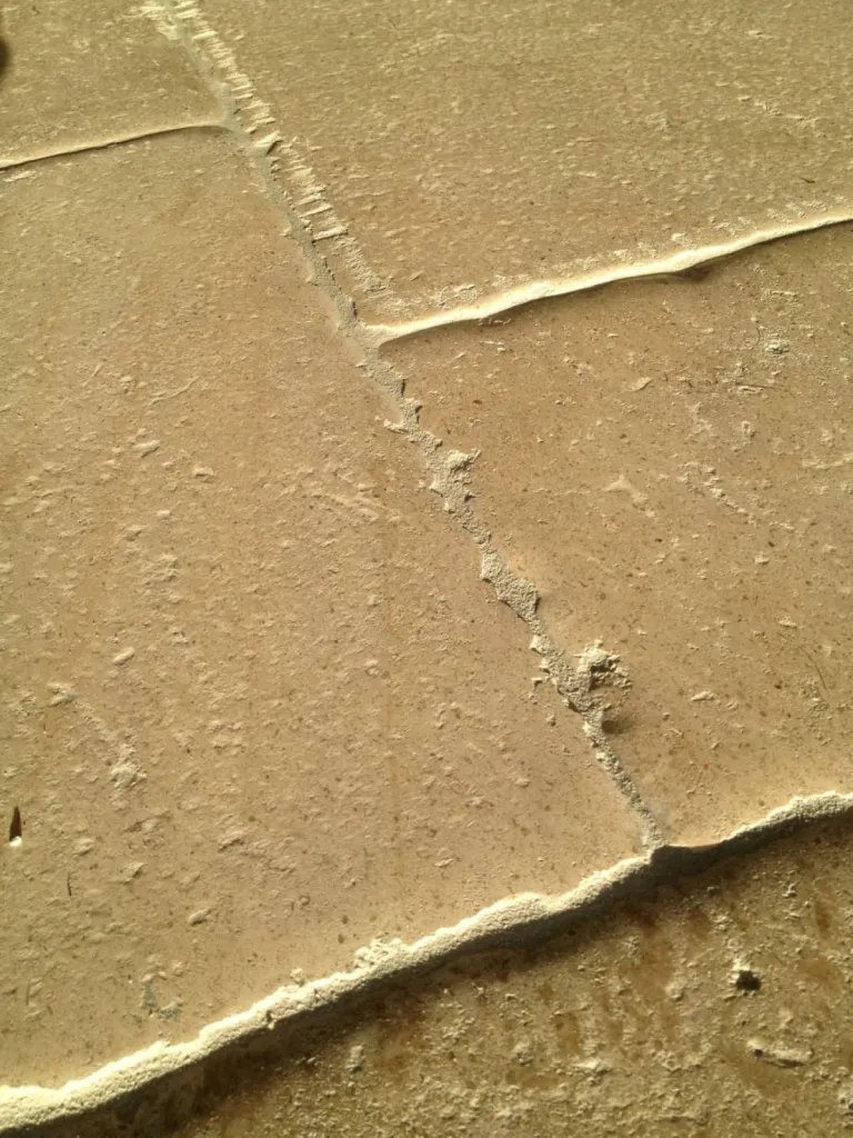 Dallage ancien en pierre au 36 rue de Bourgogne à Paris, uniquement sur rendez-vous.