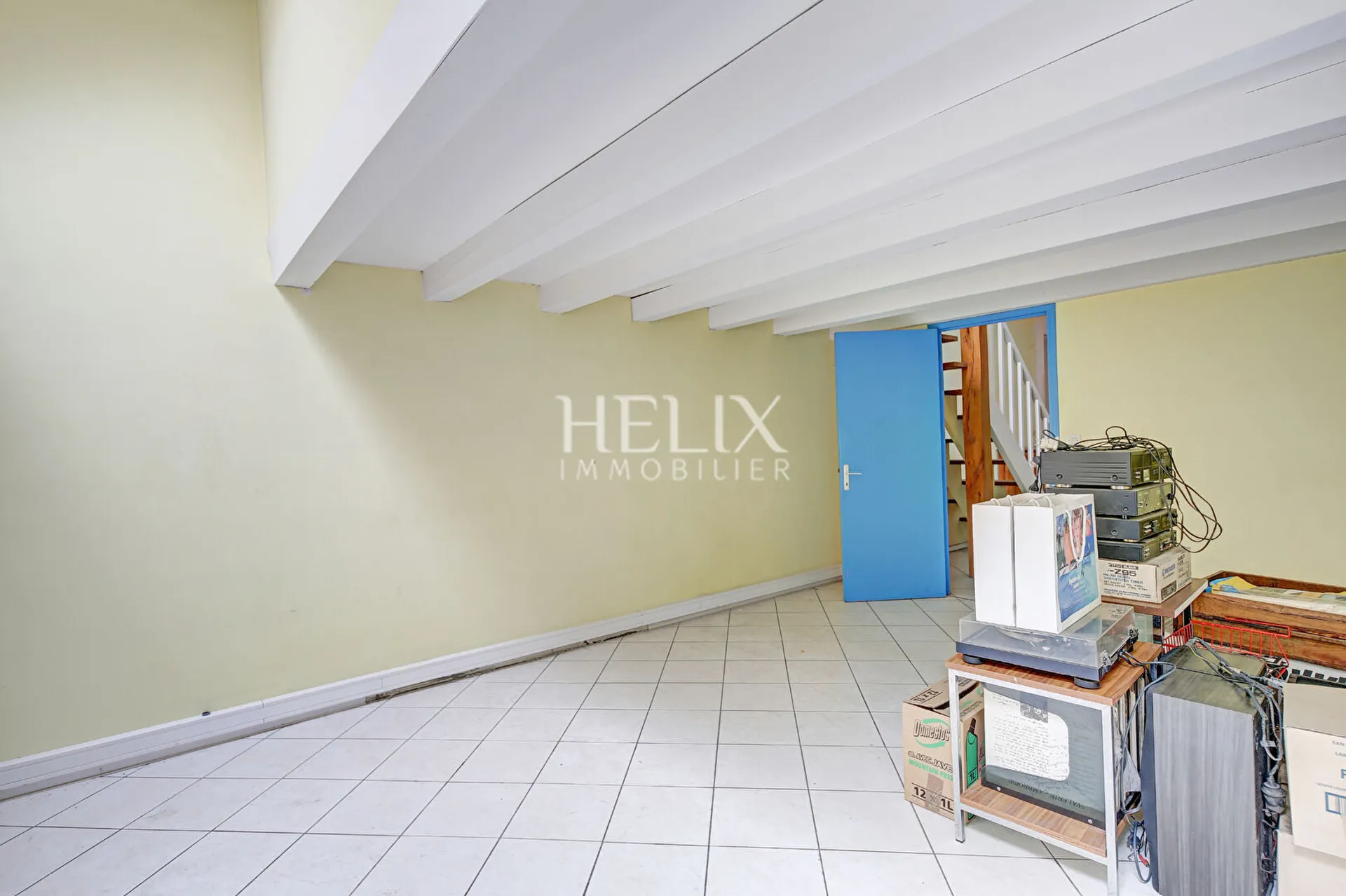 Immeuble à Vendre dans le centre ville de Montesson avec deux commerces