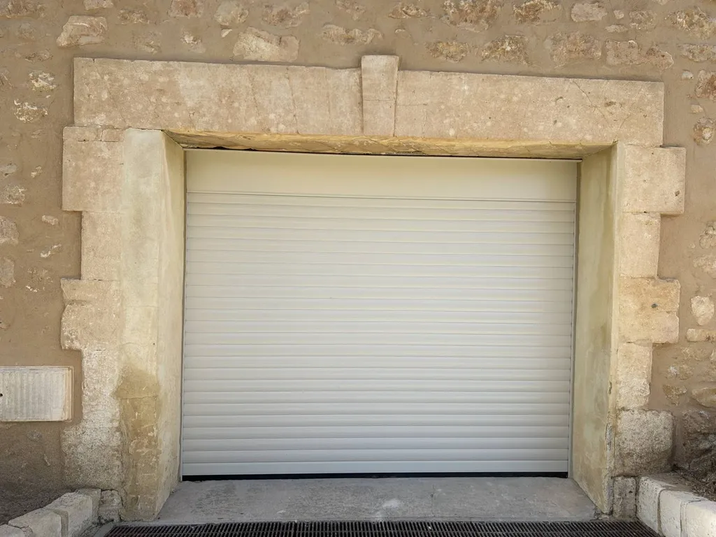 Installation d'une porte de garage enroulable ton pierre 1013 motorisée de la marque Futurol à Gargas