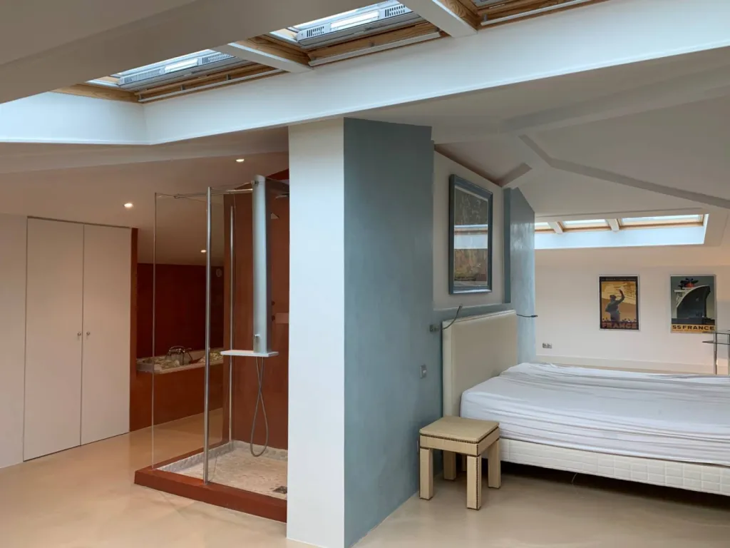 1 CHAMBRE DE 90m² :SOL, TETE DE LIT, SALLE DE BAIN EN BETON CIRE TERRE DU MONDE DANS RENOVATION VILLA A BANDOL