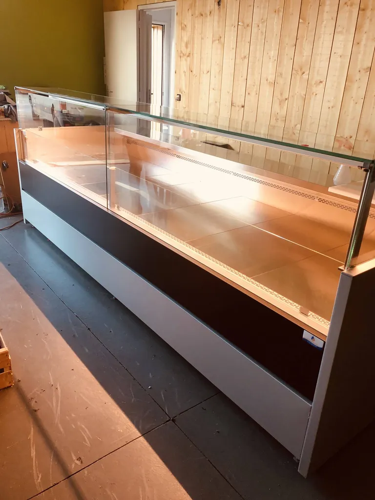 Installation d'une vitrine fromage chez un primeur à Honfleur 14