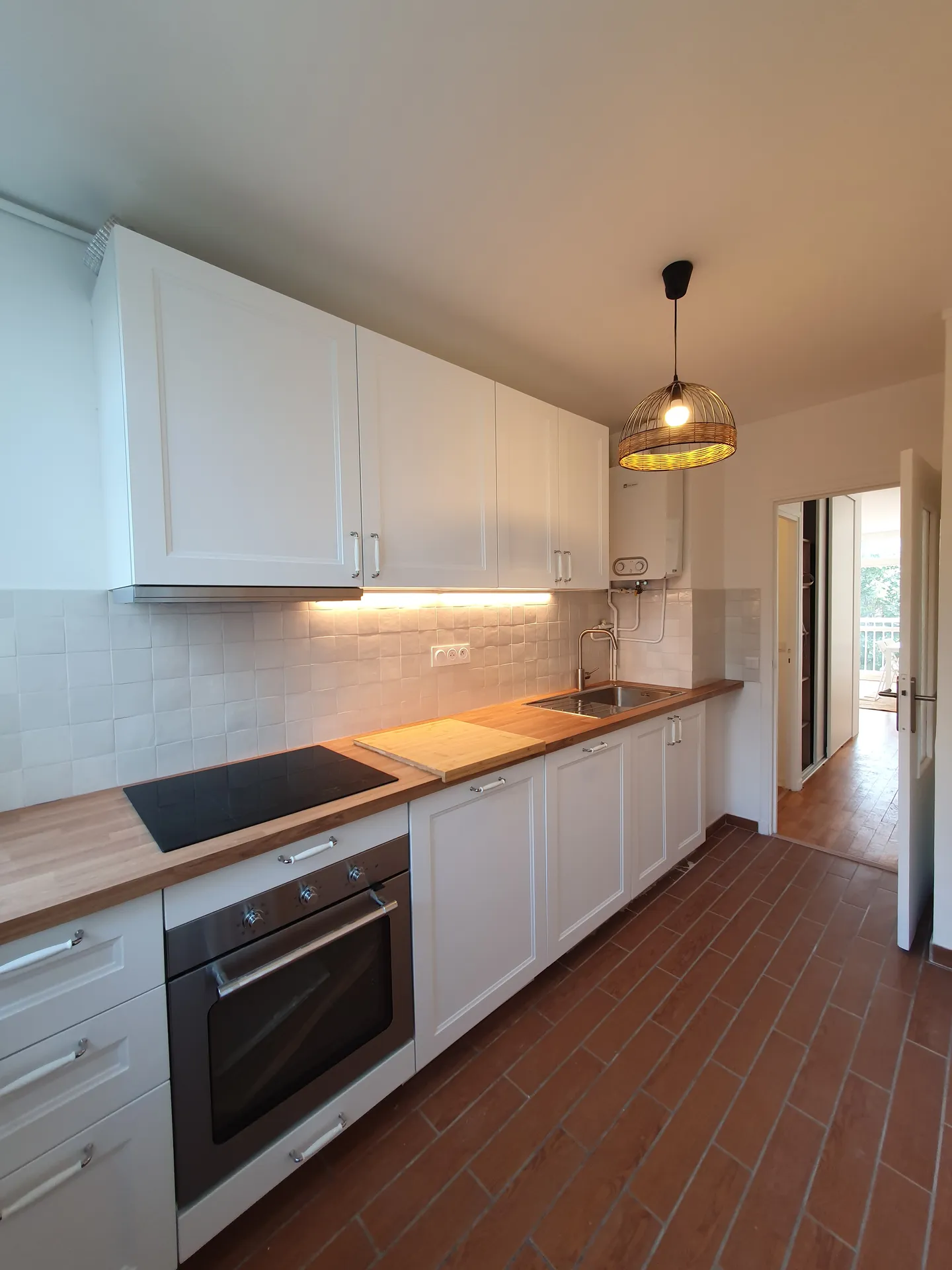 Au Pecq Centre, dans une résidence familiale avec gardien et espaces verts, 3 pièces meublé rénové, traversant Est-Ouest, balcon