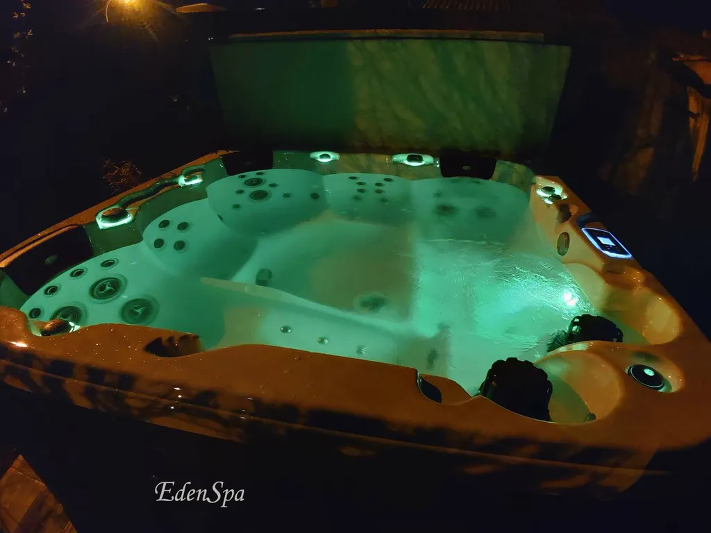 jacuzzi sur terrasse exterieure marignane