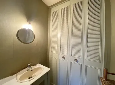 A vendre à Le Pecq un bel appartement de 5 pièces d'une surface de 90 m² avec ascenseur, balcon et vue Seine, cave et parking.