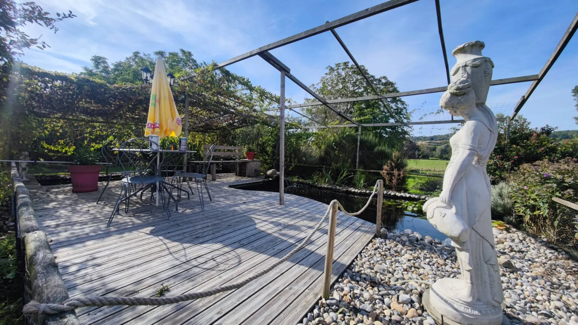 Longère de 135 m² habitables, bâtie sur un terrain de 2688 m² paysagé et clos.