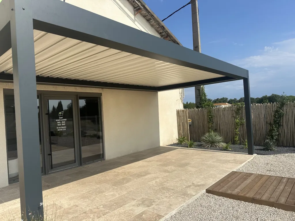Sublimez votre extérieur avec une pergola bioclimatique fabriquée localement en France, sur mesure et durable.. Hérault, lezignan la cèbe, Pézenas, Bessan