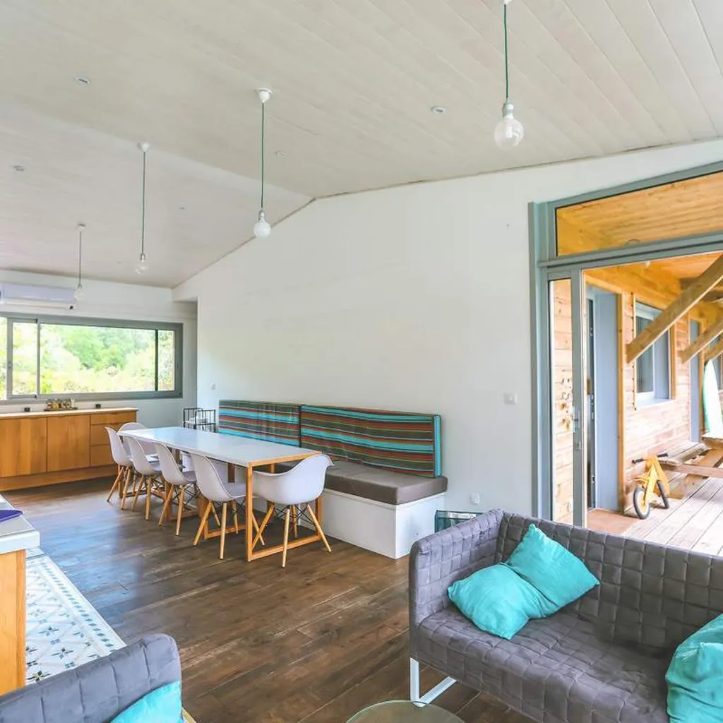 Architecture d'intérieur et rénovation durable de villa avec piscine à Mimizan pour créer des espaces de vie uniques