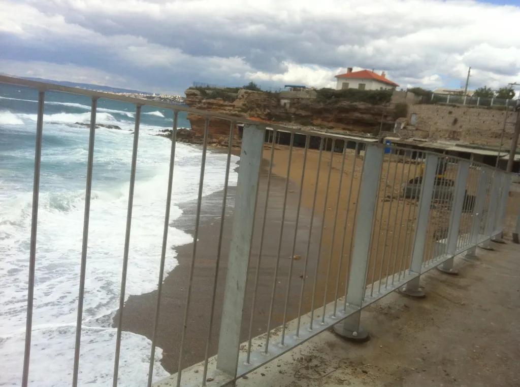 FABRICATION ET POSE DE PROTECTIONS COLLECTIVES GARDE CORPS SUR MESURE ACIER GALVANISE PEINT ALUMINIUM INOX AUX NORMES SECURITE POUR TOIT ESCALIER TERRASSE PASSERELLE PLATE FORME ET TOUS ACCES INDUSTRIELS ET PARTICULIERS  A MARTIGUES 13 BDR