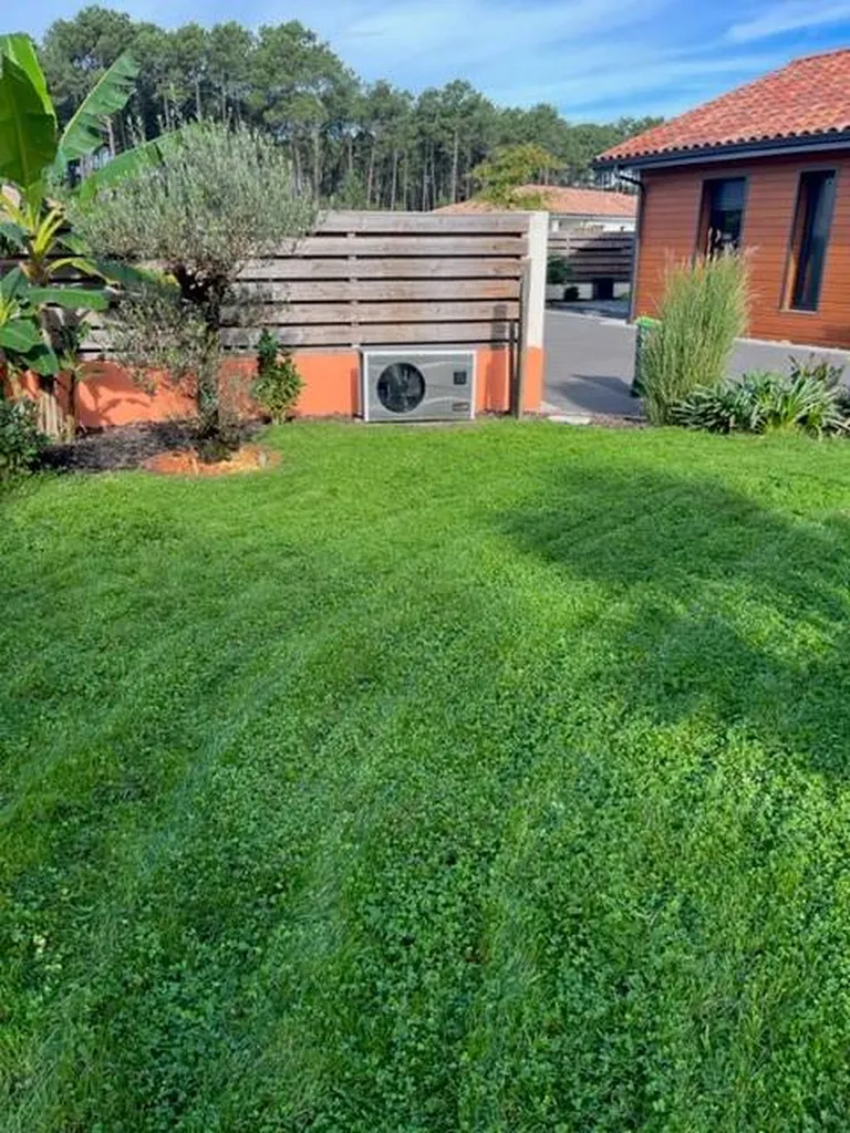 Création d'un gazon avec du micro-trèfle gazonnant pour une propriété située à Mimizan