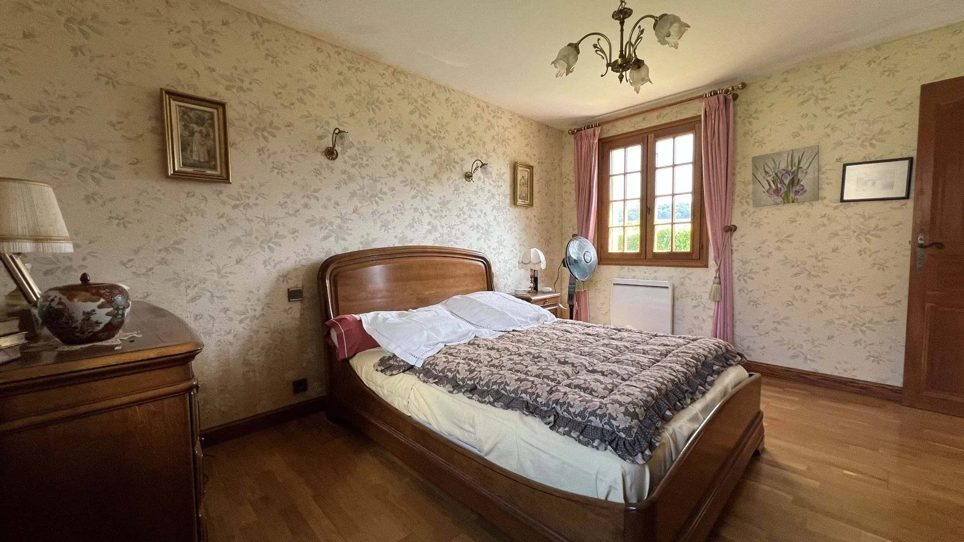 Longère de 303m² avec maison principale 129m², 3 chambres, dépendances et garage, sur terrain arboré 8526m², idéal pour vie au calme à Saint-Riquier-en-Rivière 76440.