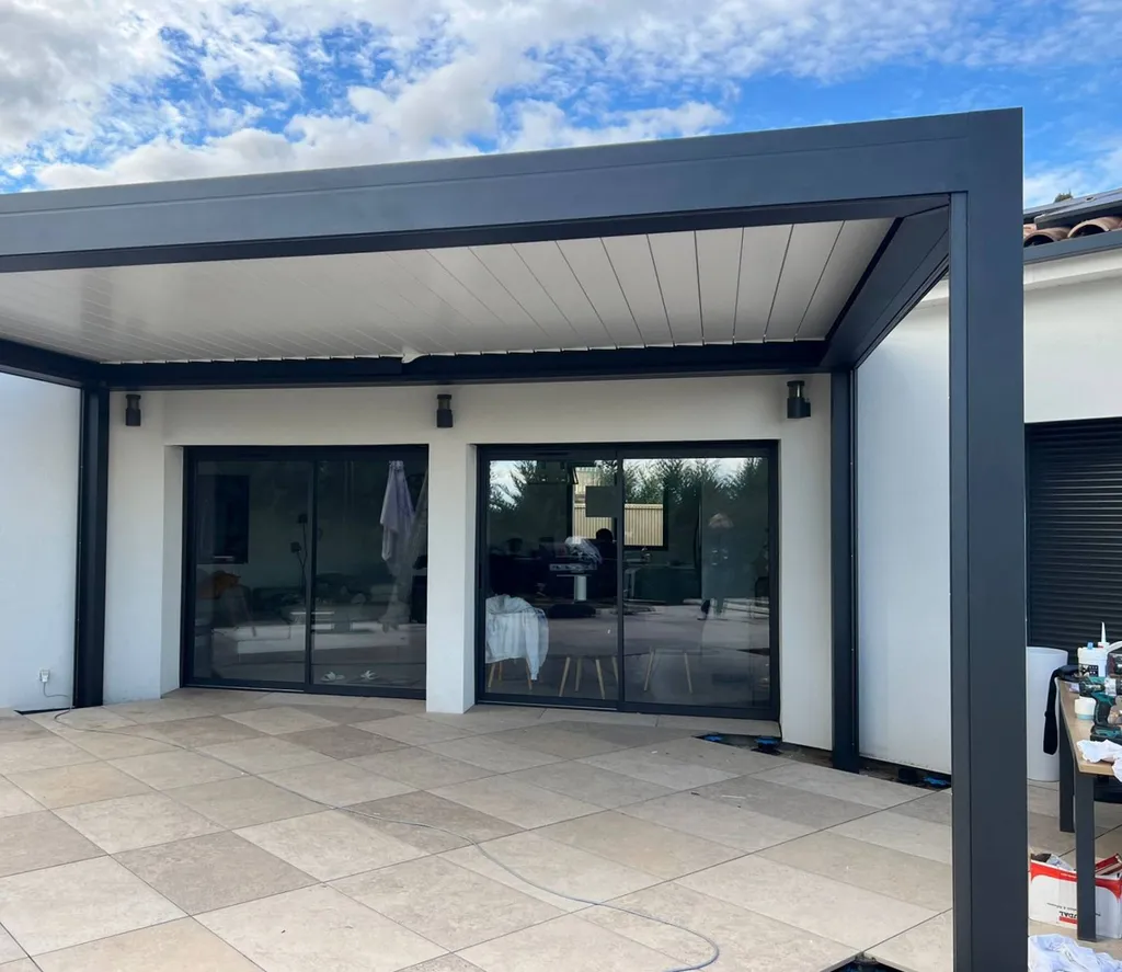 Installation d'une pergola bioclimatique sur mesure près de Nîmes et de Villeveille
