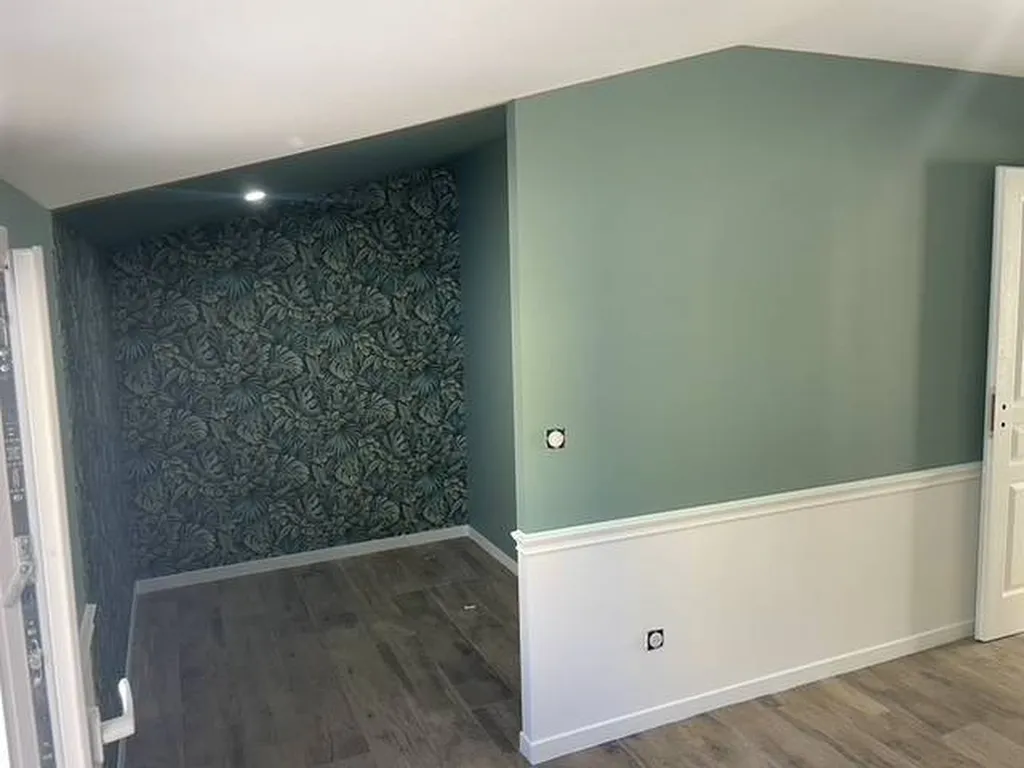 dressing ouvert sur la chambre à coucher