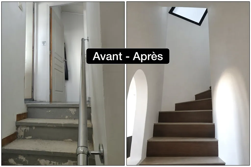 Escalier intérieur desservant les chambres de la maison, éclairé naturellement par une fenêtre de toit créée au-dessus de la cage d’escalier