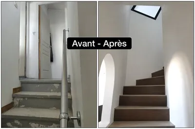 Escalier intérieur desservant les chambres de la maison, éclairé naturellement par une fenêtre de toit créée au-dessus de la cage d’escalier