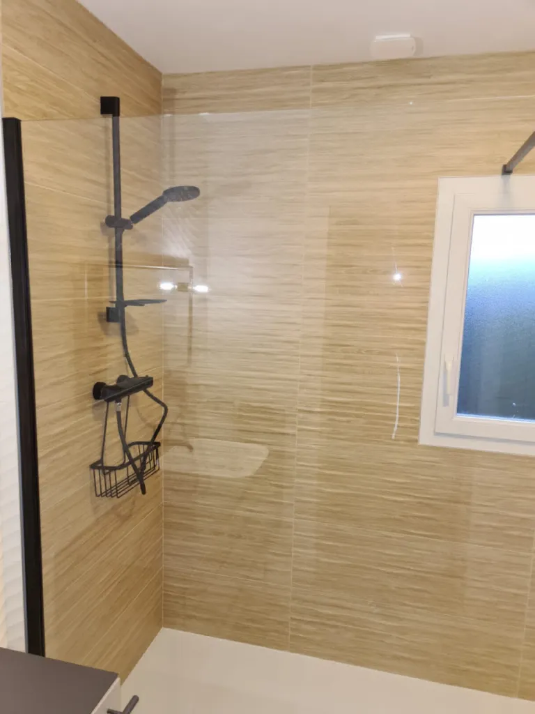 Installateur salle de bains clé en main Bolbec : Rénovation avec douche à l'italienne, carrelage, chauffage connecté, faïence et revêtement de sol