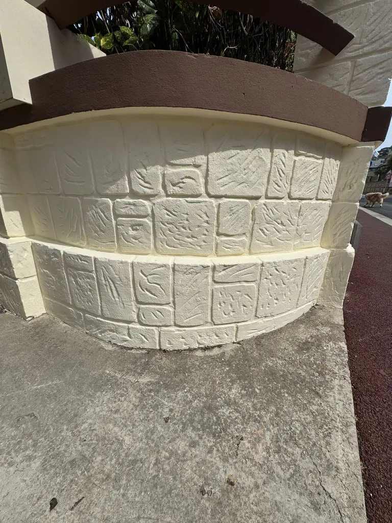 Rafraîchissement d'un muret clôture en ravalement peinture D3 entre Merville-Franceville et Honfleur