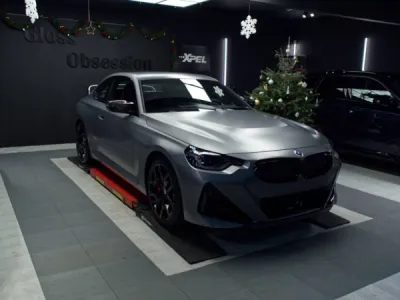 Pose experte du PPF film de protection XPEL sur cette BMW 430i, assurant une défense optimale contre les projections et micro-rayures du quotidien.