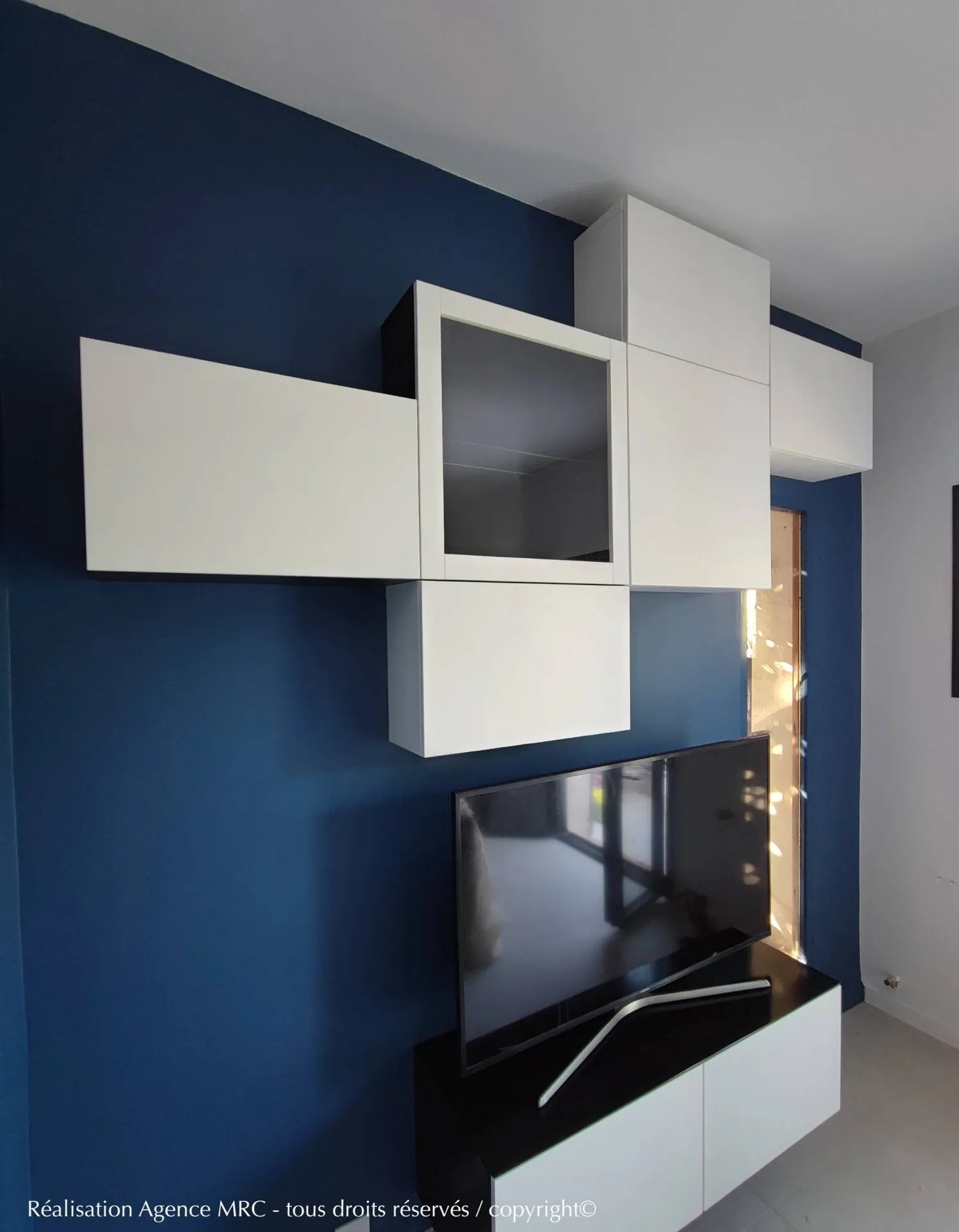 Architecte d'intérieur Aix-En-Provence meuble sur mesure : meuble TV bleu blanc aerien