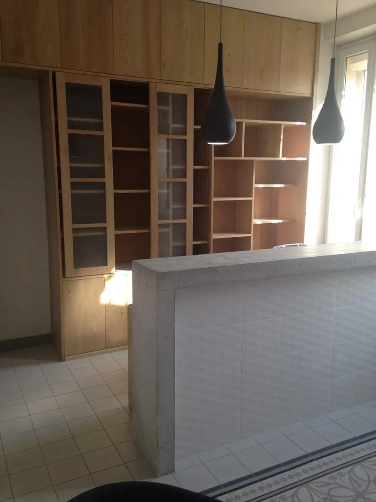 Conception et réalisation d'une banque d'accueil en béton brut de décoffrage à Salon de Provence