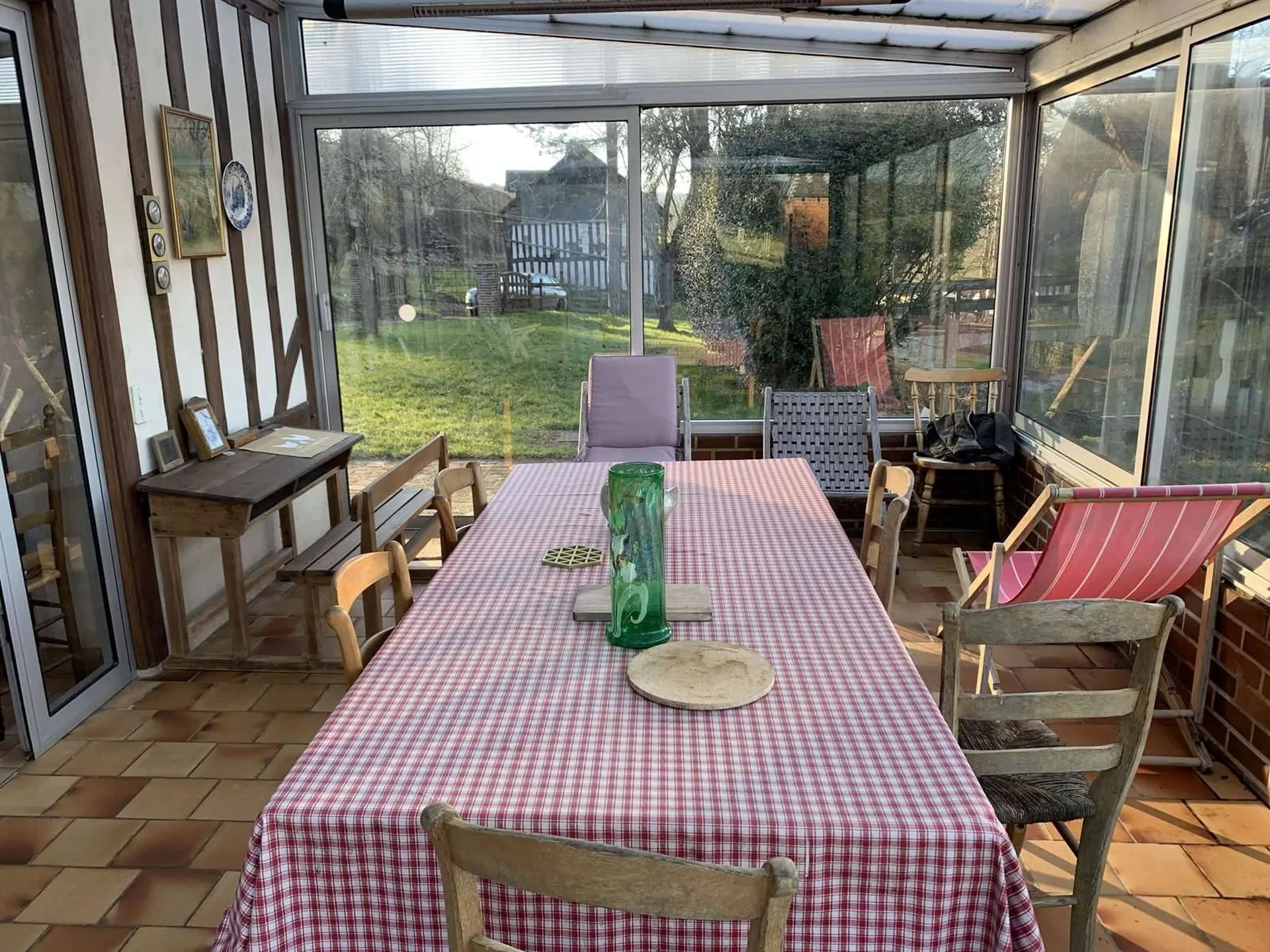 Située dans le Sud du PAYS D'AUGE,  département de l'ORNE 61 et à proximité de la ville de VIMOUTIERS 61120, l'Agence Terres et Demeures de Normandie de LISIEUX (14100) - 41 avenue Victor HUGO,  vous propose à la vente cette exploitation agricole d'e