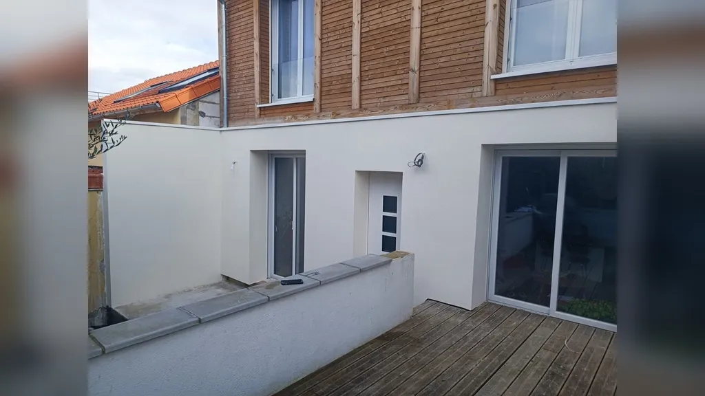 Façade enduite après ravalement, réalisation de nos équipes à Sèvres proche de Meudon