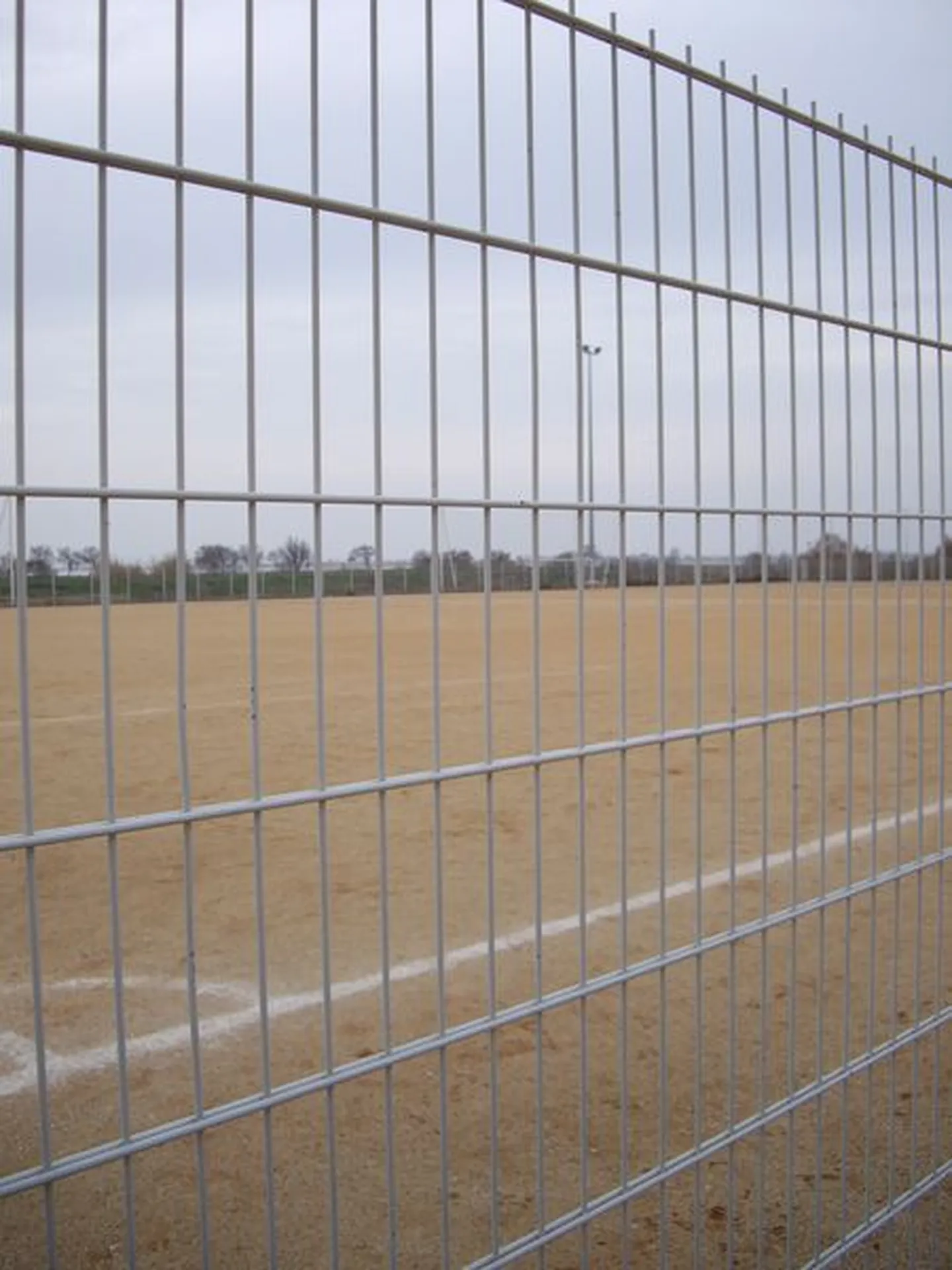 Pose de panneaux double fil sur un stade de foot à Marignane