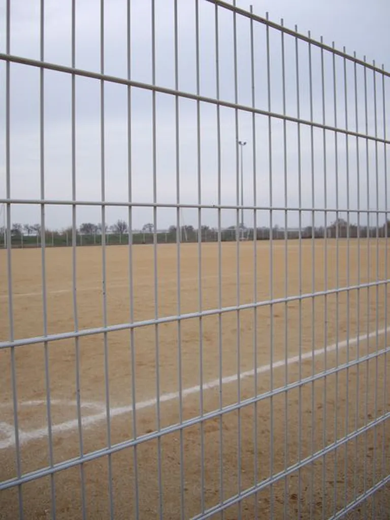 Pose de panneaux double fil sur un stade de foot à Marignane