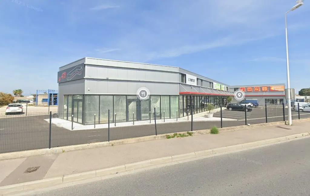 Local commercial à louer avec vitrines et parking sur un site sécurisé en angle d’un petit centre commercial situé dans la zone du Polygone Nord à Perpignan dans les Pyrénées-Orientales.
