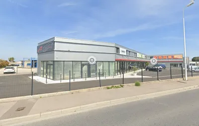 Local commercial à louer avec vitrines et parking sur un site sécurisé en angle d’un petit centre commercial situé dans la zone du Polygone Nord à Perpignan dans les Pyrénées-Orientales.